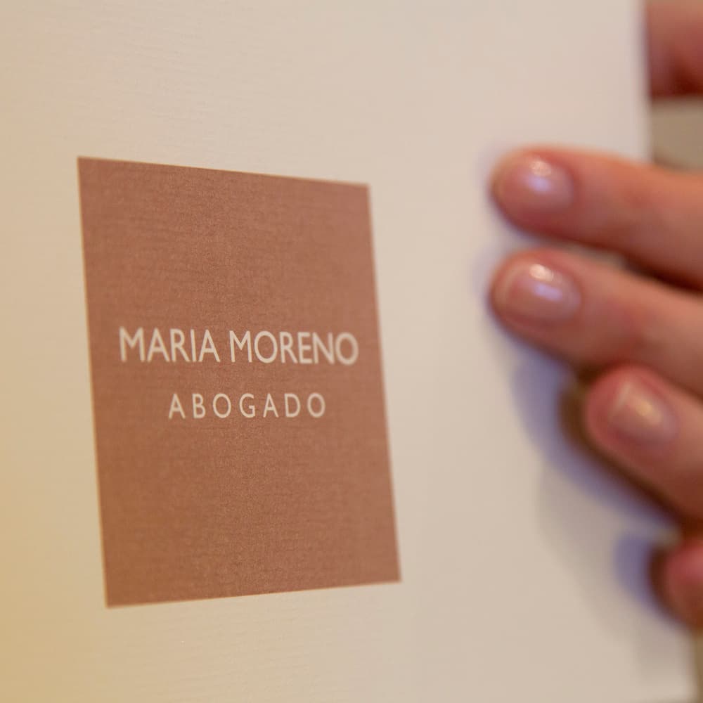 Detalle del logotipo de María Moreno Abogados en material corporativo