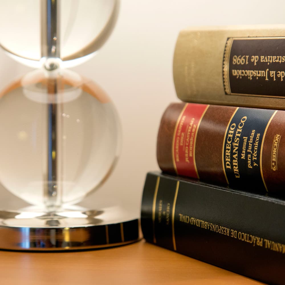 Biblioteca jurídica en el despacho de María Moreno – Salamanca